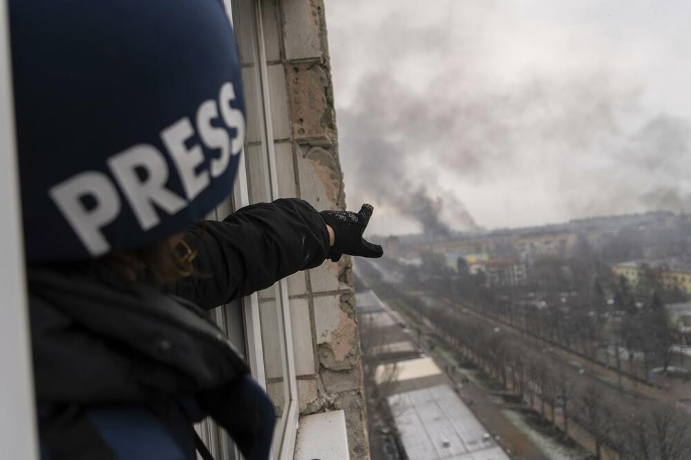 Fotoreporter Jevgenij Maloletka pokazuje u pravcu dima koji izbija iz zgrade porodilišta u Mariupolju, Foto: Beta/AP