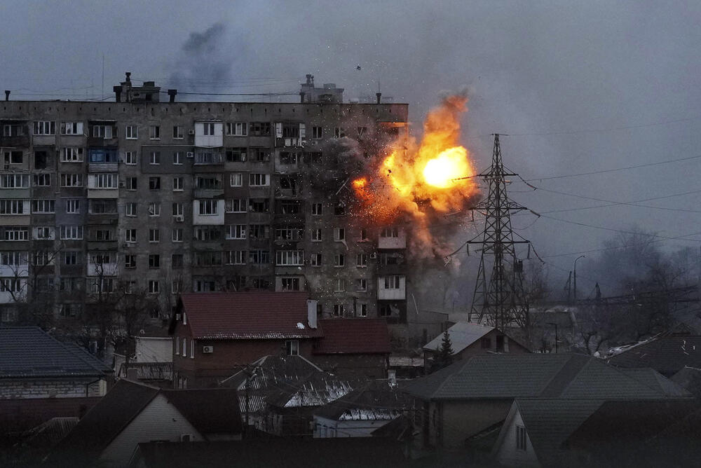 Tenkovski napad na stambenu zgradu u Mariupolju