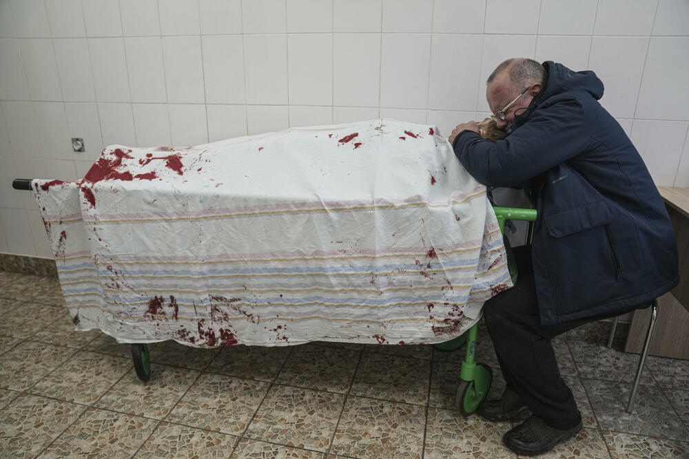 Serhi, otac tinejdžera Ilje, plače nad tijelom svog stradalog sina u bolnici u Mariupolju