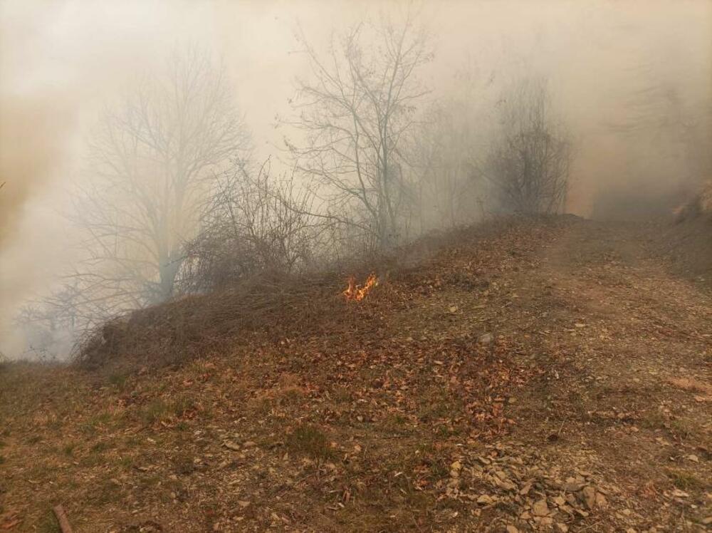 <p>Pripadnici Službe zaštite i spasavanja, zajedno sa mještanima, gotovo danonoćno su na terenu</p>