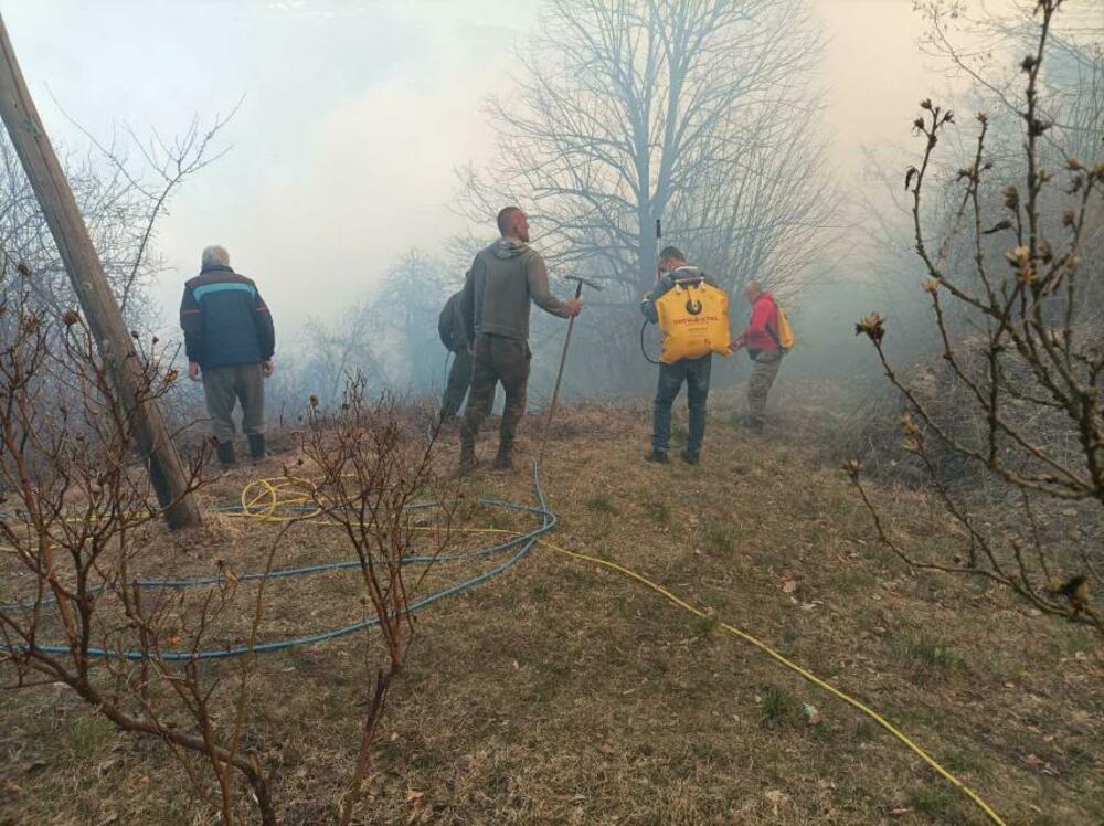 <p>Pripadnici Službe zaštite i spasavanja, zajedno sa mještanima, gotovo danonoćno su na terenu</p>