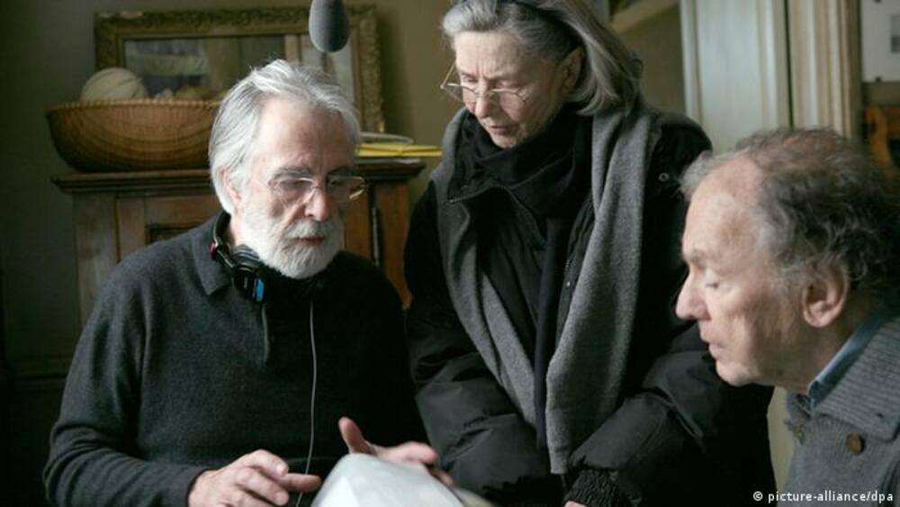 Haneke (lijevo) tokom snimanja filma „Ljubav“ sa Emanel Riva i Žan-Luj Trentinjanom