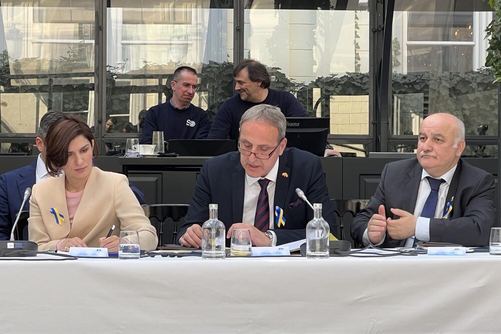 Popović (u sredini), Foto: Liberalna partija