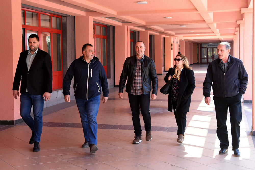 Radnici i Kovačević prije početka sastanka, Foto: Luka Zeković