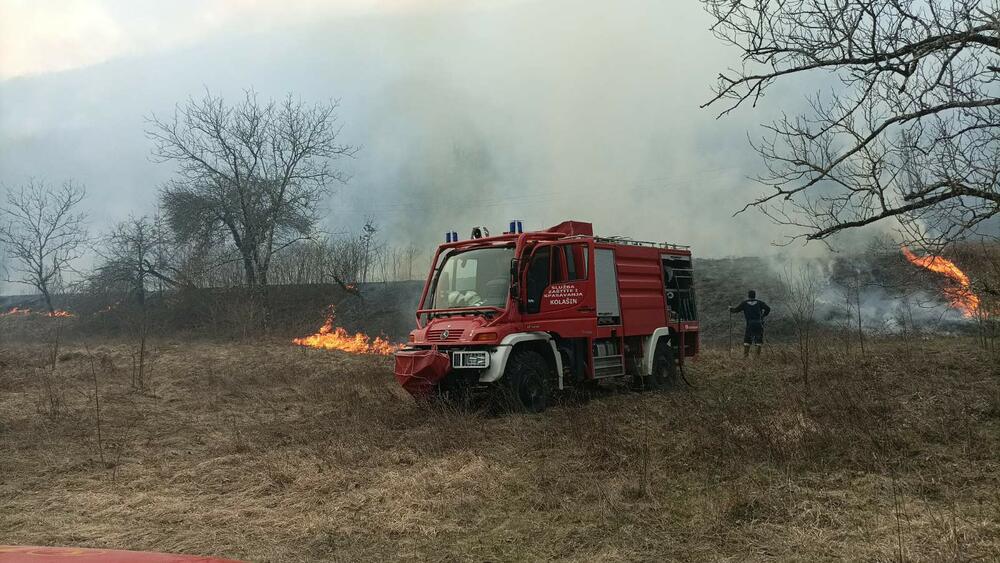 <p>Podgorički vatrogasci sprečavaju širenje vatre preko puta u Cerovici. Ako u tom selu vatra, kaže Darmanović, požar „preksoči“ put, biće ugrožen kompleks od 30-ak kuća. No, i pored toga, objašnjava on, situacija je danas nešto bolja nego prethodnih dana</p>