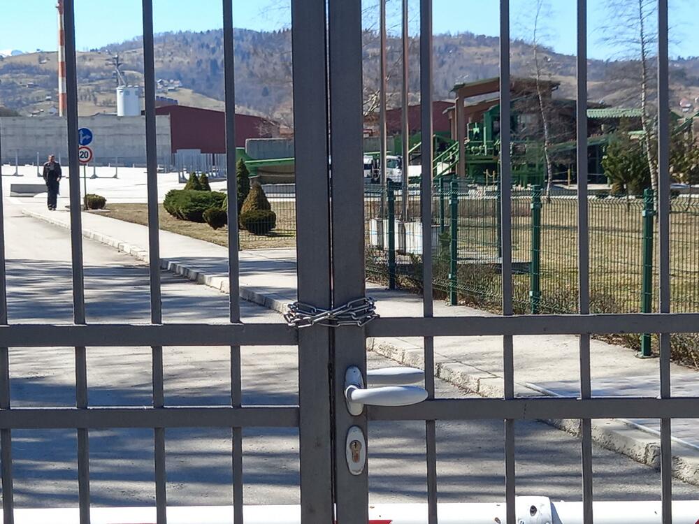 Zaključana kapija 'Vektre Jakić'