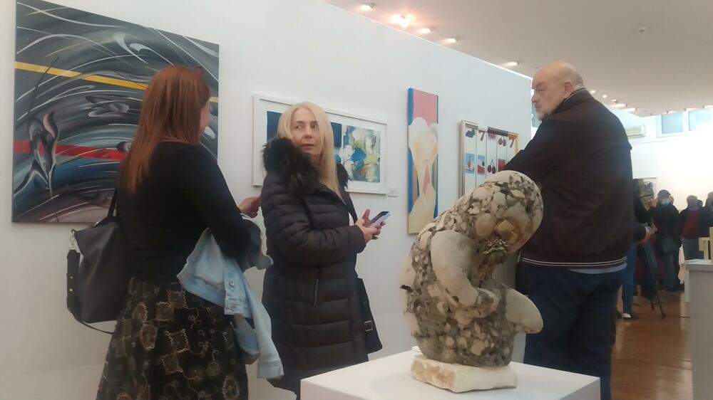 <p>Radovan Grujić, Ivanka Vana Prelević i Zoran Živković dobitnici su nagrade "Milunović, Stijović, Lubarda", a nagradu za najbolju izložbu u protekloj godini dobila je Tijana Gordić<strong> </strong>za postavku "Jedno mjesto"</p>