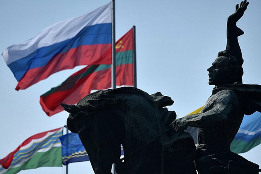 Ovako je okićen centar pridnjestrovske prestonice Tiraspolj, spomenik Aleksandru Suvorovu i ruska i pridnjestrovska zastava, Foto: AFP