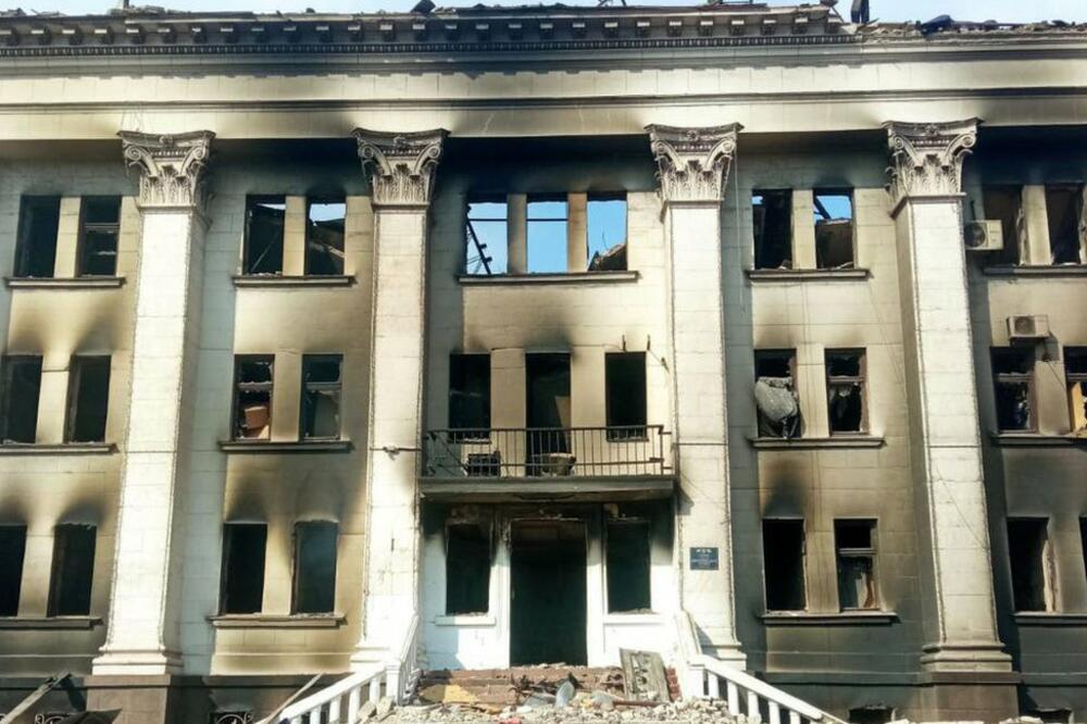 Fotografija uništene zgrade pozorišta u Marijupolju, koju je objavilo ukrajinsko Ministarstvo spoljnih poslova, Foto: Ukrainian interior ministry via Getty