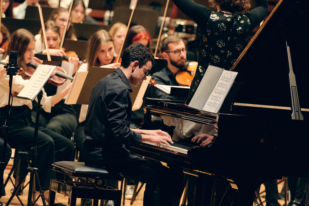 <p>"Mi jesmo mladi i tek smo ušli u svijet umjetničke muzike, ali ona je zaslužna za to što 70 ljudi na sceni dišu kao jedno, međusobno se poštuju i tu sliku šalju cjelokupnom narodu Crne Gore", poruka je jednog od učesnika, Matije Bulajića, učenika Muzičke škole "Dara Čokorilo" iz Nikšića</p>