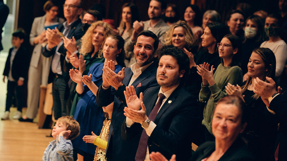 <p>"Mi jesmo mladi i tek smo ušli u svijet umjetničke muzike, ali ona je zaslužna za to što 70 ljudi na sceni dišu kao jedno, međusobno se poštuju i tu sliku šalju cjelokupnom narodu Crne Gore", poruka je jednog od učesnika, Matije Bulajića, učenika Muzičke škole "Dara Čokorilo" iz Nikšića</p>