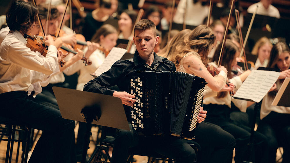 <p>"Mi jesmo mladi i tek smo ušli u svijet umjetničke muzike, ali ona je zaslužna za to što 70 ljudi na sceni dišu kao jedno, međusobno se poštuju i tu sliku šalju cjelokupnom narodu Crne Gore", poruka je jednog od učesnika, Matije Bulajića, učenika Muzičke škole "Dara Čokorilo" iz Nikšića</p>