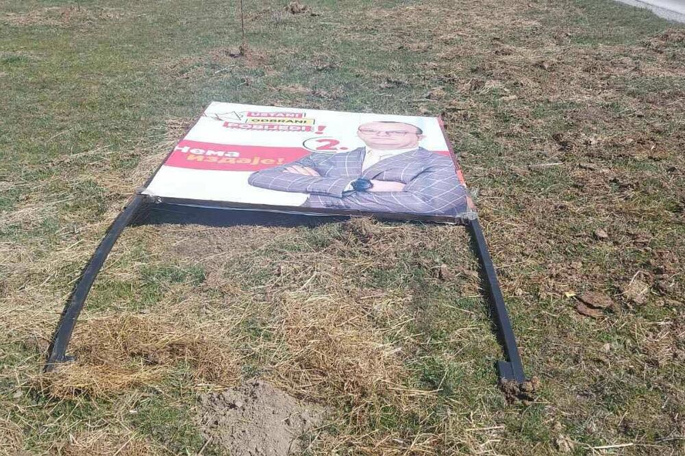 Srušeni bilbordi Demokrata u Beranama, Foto: Demokratska Crna Gora