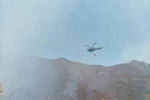 Helikopter Vojske i danas gasi požare na teritoriji kolašinske...
