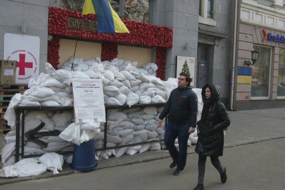 Ljudi prolaze pored zgrade ispred koje su naslagane vreće sa pijeskom, Foto: Getty Images