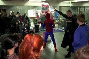 Spajdermen, Betmen i ružičasti zec zabavljali djecu u metro...