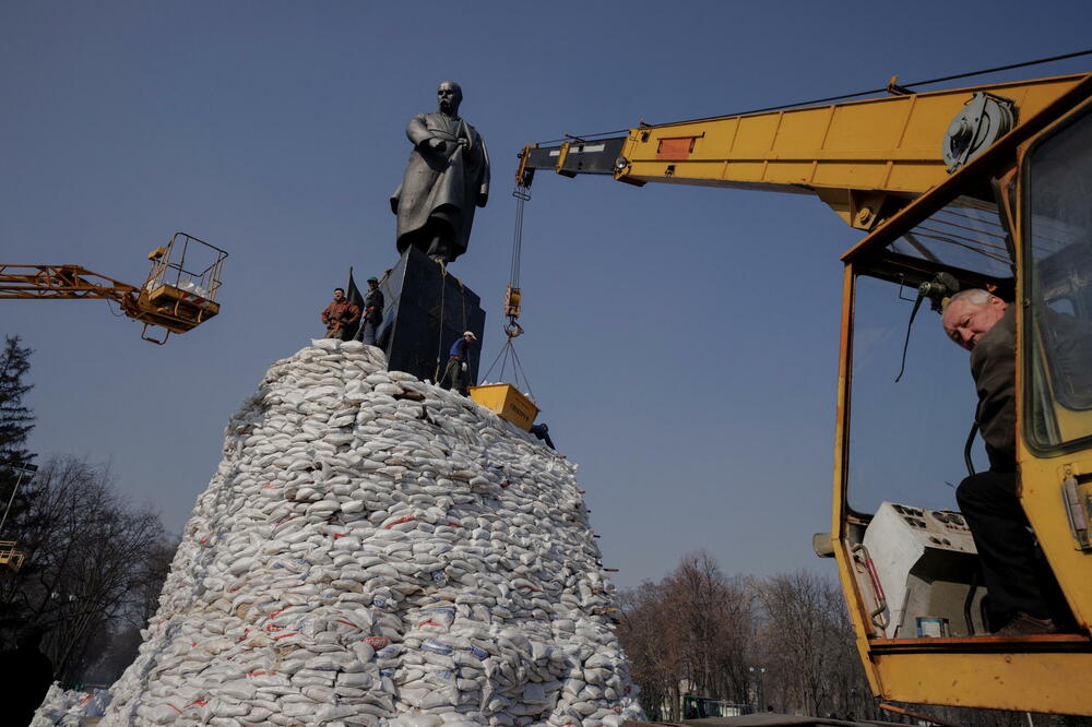Ukrajinci pokušavaju da zaštite spomenik pjesnika Tarasa Ševčenka u Harkovu, Foto: REUTERS