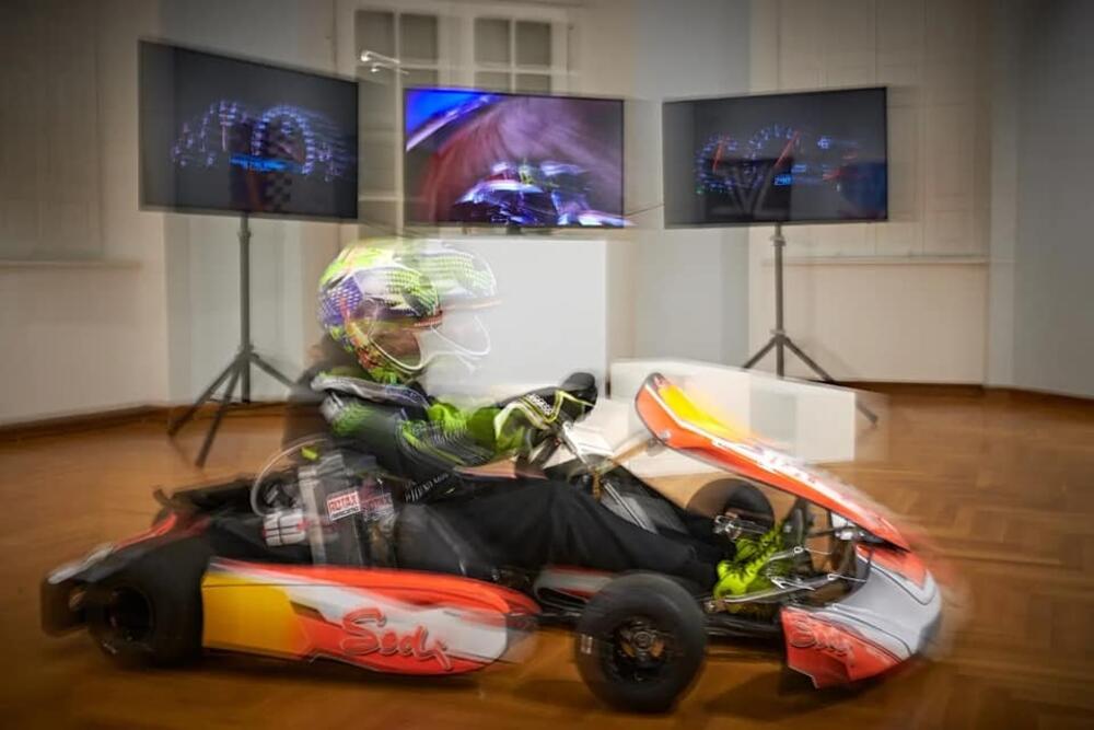 Blažević u bolidu na izložbi