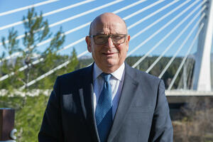 Ser Stjuart Pič za "Vijesti": Nova vlada da dokaže privrženost...