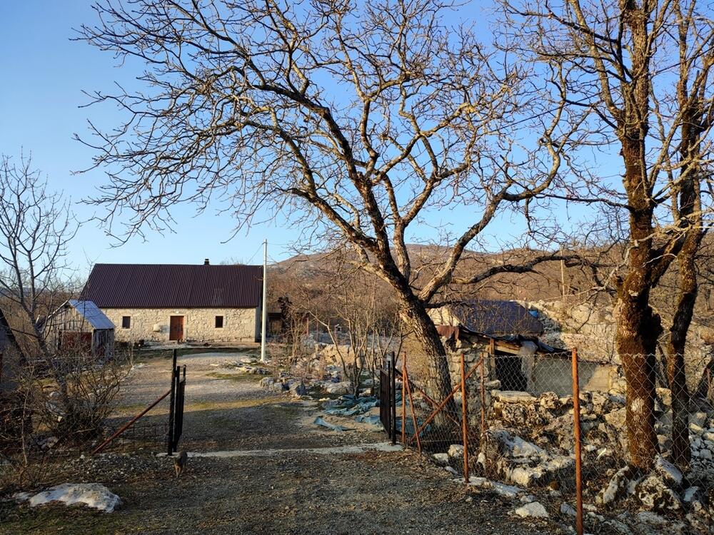 Sa roditeljima obnovio kuću