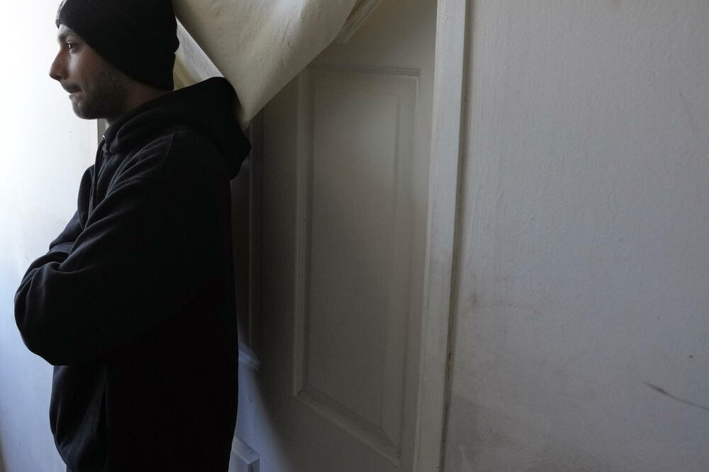 Hasib Karizada ispred svoje sobe u “Krnjači”, izbjegličkom centru blizu Beograda, Foto: Beta/AP