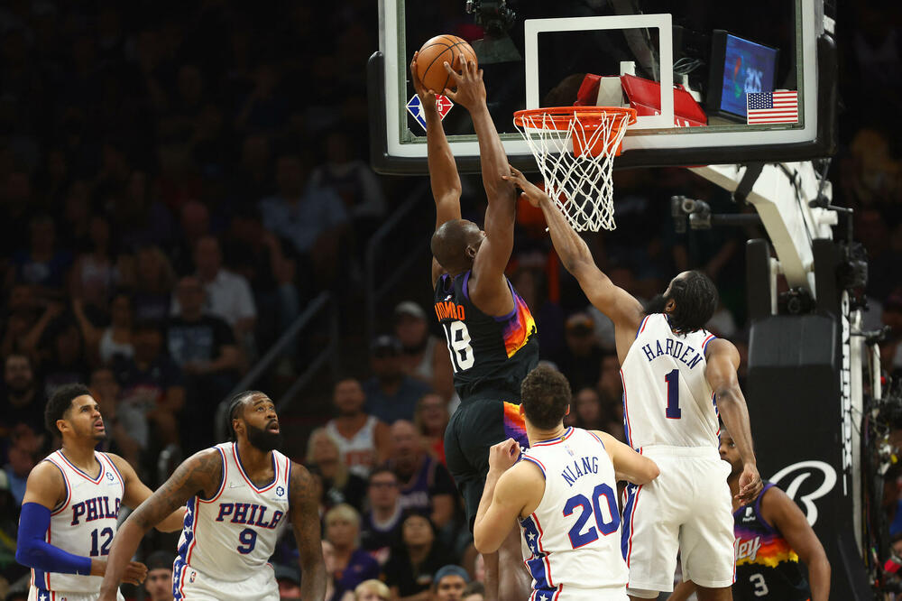 Bismak Bijombo zakucava loptu u koš pored Džejmsa Hardena, Foto: Mark J. Rebilas-USA TODAY Sports