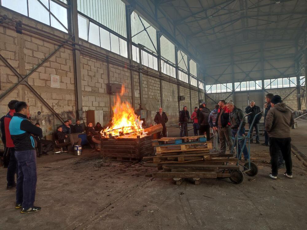 <p>Ratko Raičević je u ime zaposlenih poručio da nemaju ništa protiv novog vlasnika, ali da traže svoja dugovanja i da krug fabrike neće napuštati sve dok im bivši ili sadašnji vlasnik, ili država na isplate zaostale zarade i povežu radni staž</p>