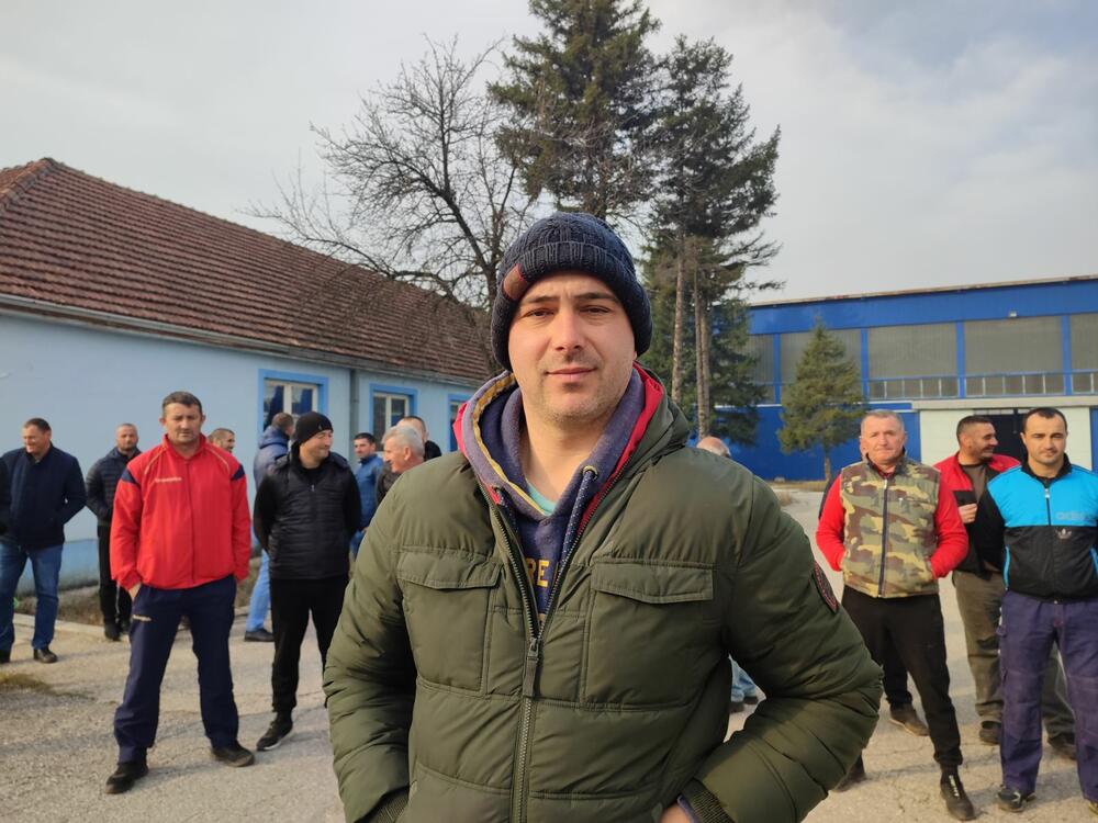 <p>Ratko Raičević je u ime zaposlenih poručio da nemaju ništa protiv novog vlasnika, ali da traže svoja dugovanja i da krug fabrike neće napuštati sve dok im bivši ili sadašnji vlasnik, ili država na isplate zaostale zarade i povežu radni staž</p>