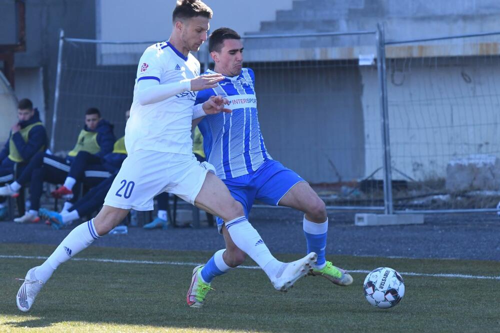 Raspopović u duelu sa fudbalerom Sutjeske Nikolom Janjićem, Foto: FSCG