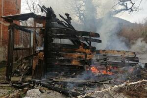 Budva: Vatra progutala drvenu baraku u Markovićima