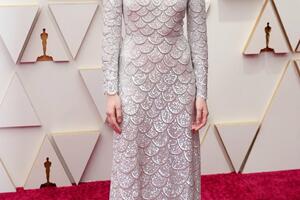 Crveni tepih obojen šljokicama i glamurom