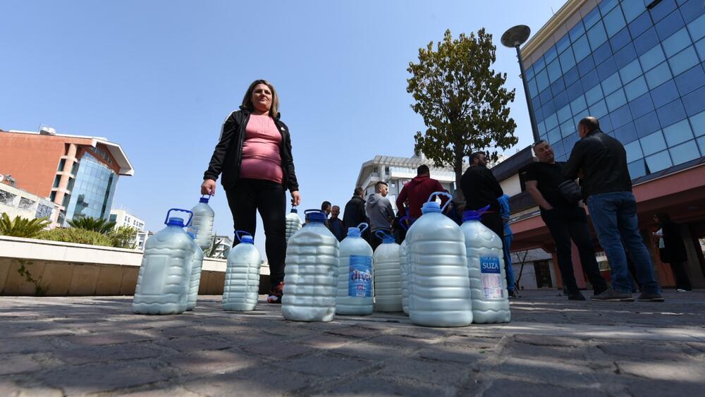 <p>Bidone mlijeka su ostavili na pločniku, a ranije su pozvali zainteresovane institucije (Crveni krst, Vojsku...) i socijalno ugrožene građane da to uzmu kako ga ne bi prosipali</p>
