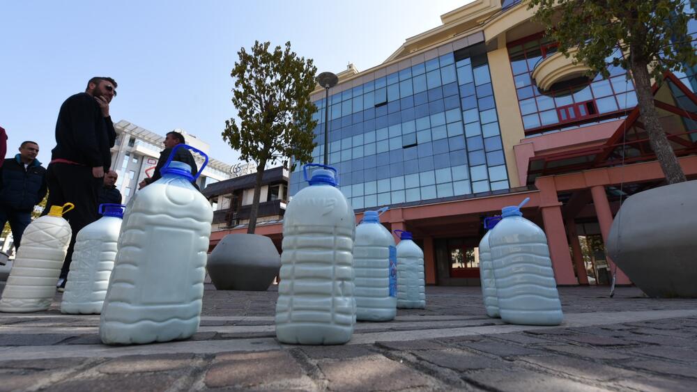 <p>Bidone mlijeka su ostavili na pločniku, a ranije su pozvali zainteresovane institucije (Crveni krst, Vojsku...) i socijalno ugrožene građane da to uzmu kako ga ne bi prosipali</p>