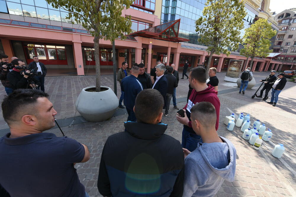 <p>Bidone mlijeka su ostavili na pločniku, a ranije su pozvali zainteresovane institucije (Crveni krst, Vojsku...) i socijalno ugrožene građane da to uzmu kako ga ne bi prosipali</p>