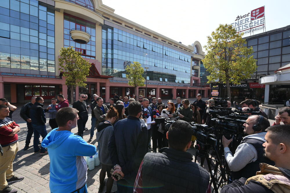 <p>Bidone mlijeka su ostavili na pločniku, a ranije su pozvali zainteresovane institucije (Crveni krst, Vojsku...) i socijalno ugrožene građane da to uzmu kako ga ne bi prosipali</p>