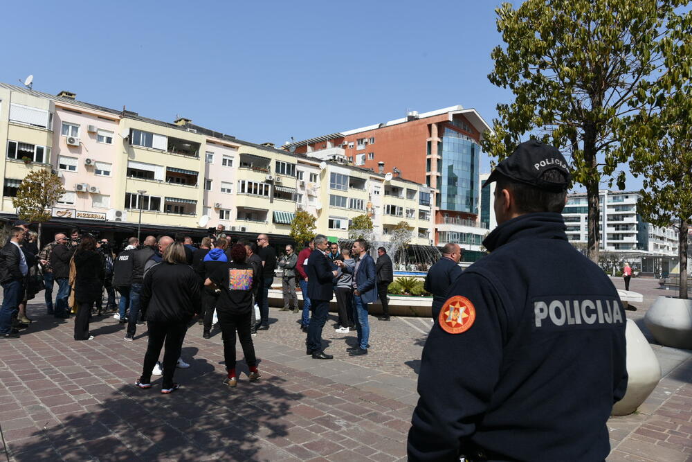 <p>Bidone mlijeka su ostavili na pločniku, a ranije su pozvali zainteresovane institucije (Crveni krst, Vojsku...) i socijalno ugrožene građane da to uzmu kako ga ne bi prosipali</p>