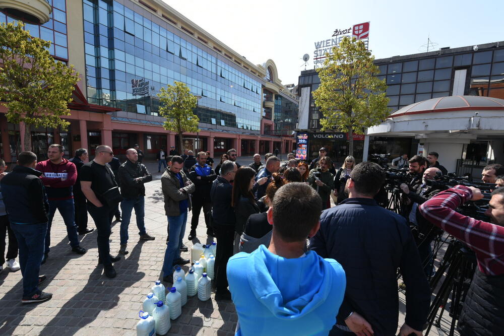 <p>Bidone mlijeka su ostavili na pločniku, a ranije su pozvali zainteresovane institucije (Crveni krst, Vojsku...) i socijalno ugrožene građane da to uzmu kako ga ne bi prosipali</p>