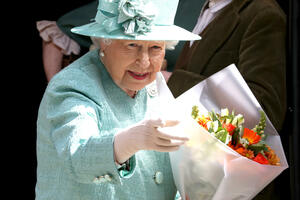 Britanska kraljica Elizabeta prisustvovala komemoraciji princa...
