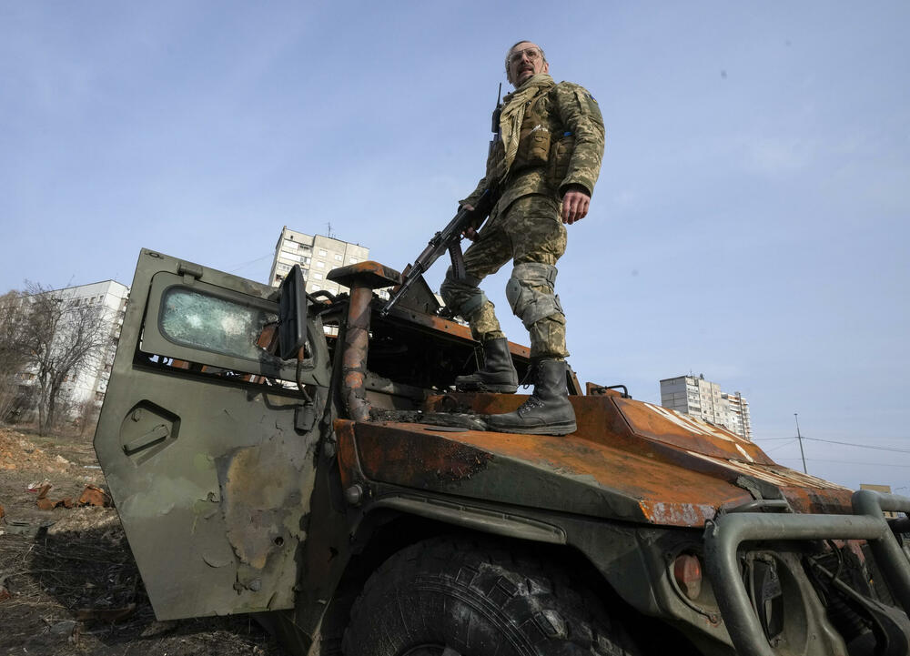 Ukrajinski vojnik na uništenom ruskom borbenom vozilu u Harkovu