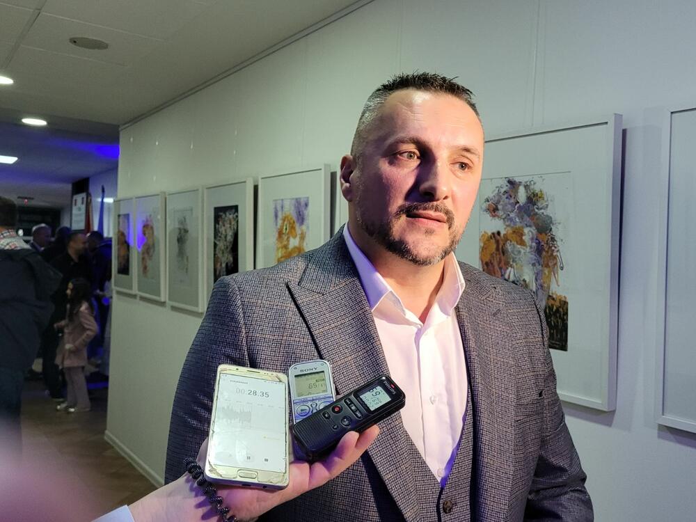 <p>“Nemam ništa posebno da vam kažem. Jedino imam da vam kažem nešto veliko. Hvala! I kada kažem to hvala pogledajte da u tom trenutku stojim mirno i iskreno vam zahvaljujem"</p>