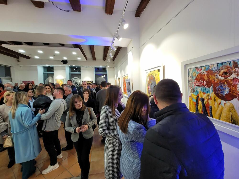 <p>“Nemam ništa posebno da vam kažem. Jedino imam da vam kažem nešto veliko. Hvala! I kada kažem to hvala pogledajte da u tom trenutku stojim mirno i iskreno vam zahvaljujem"</p>