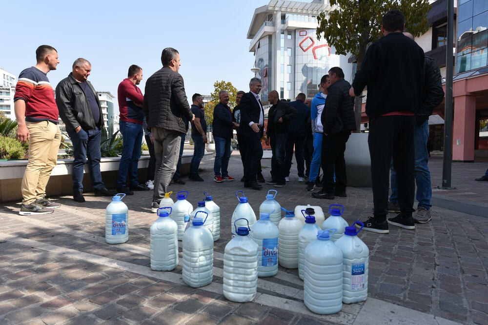 Traže da im se ukupna otkupna cijena poveća na 70 centi: Sa jučerašnjeg protesta, Foto: BORIS PEJOVIC