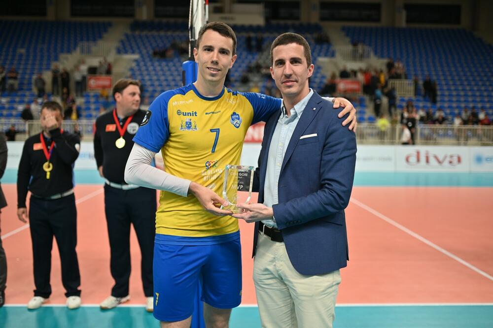 Gmitroviću je trofej za MVP-ja finala uručio Nemanja Zenović, član Upravnog odbora OSCG., Foto: OSCG