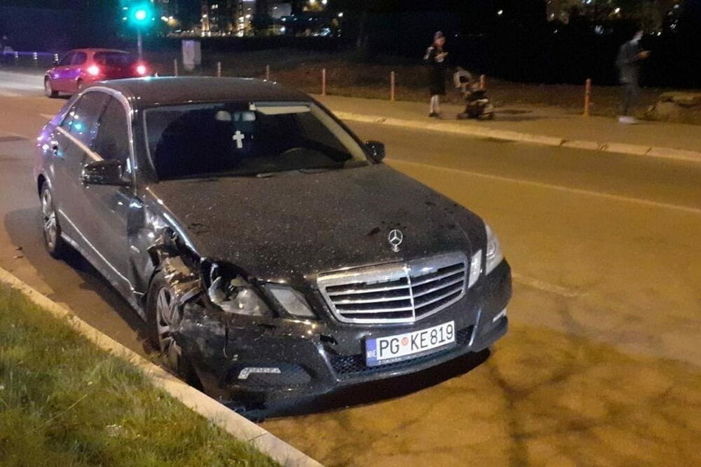 Službenim mercedesom udario u drugo vozilo koje se propisno kretalo, Foto: Twitter