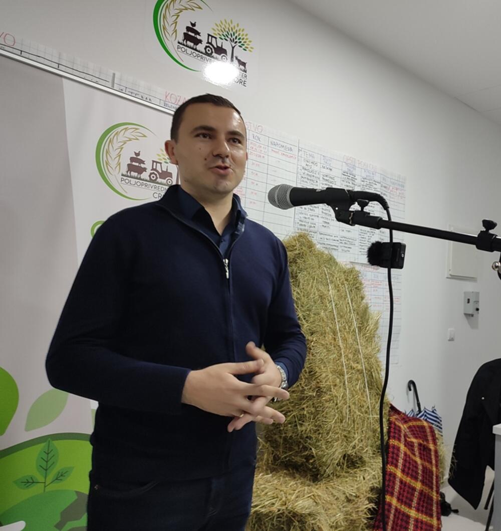 <p>“Ima li brašna, hoće li ga biti, ima Ii mlijeka, pošto su jaja, je li poskupilo meso? Da li je to dovoljan alarm da nas trgne iz sna i ukaže nа neobrađene površine zemljišta koga imamo najviše рo glavi stanovnika u Evropi? Da li јe to dovoljan alarm da nam ukaže na prazne pašnjake koje iz dana u dan preuzima divljina? Da li je tо dovoljno razloga da sebi kаžemo dosta"</p>