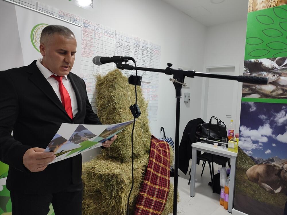 <p>“Ima li brašna, hoće li ga biti, ima Ii mlijeka, pošto su jaja, je li poskupilo meso? Da li je to dovoljan alarm da nas trgne iz sna i ukaže nа neobrađene površine zemljišta koga imamo najviše рo glavi stanovnika u Evropi? Da li јe to dovoljan alarm da nam ukaže na prazne pašnjake koje iz dana u dan preuzima divljina? Da li je tо dovoljno razloga da sebi kаžemo dosta"</p>