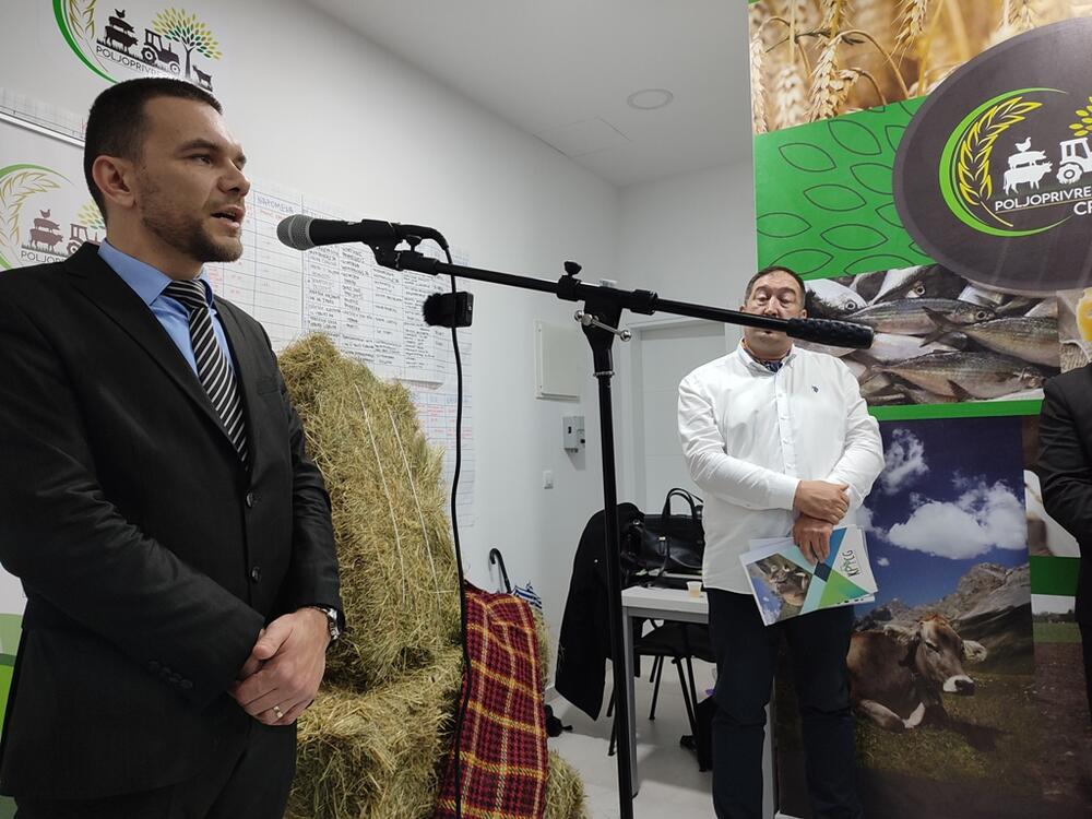 <p>“Ima li brašna, hoće li ga biti, ima Ii mlijeka, pošto su jaja, je li poskupilo meso? Da li je to dovoljan alarm da nas trgne iz sna i ukaže nа neobrađene površine zemljišta koga imamo najviše рo glavi stanovnika u Evropi? Da li јe to dovoljan alarm da nam ukaže na prazne pašnjake koje iz dana u dan preuzima divljina? Da li je tо dovoljno razloga da sebi kаžemo dosta"</p>