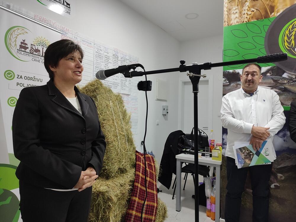 <p>“Ima li brašna, hoće li ga biti, ima Ii mlijeka, pošto su jaja, je li poskupilo meso? Da li je to dovoljan alarm da nas trgne iz sna i ukaže nа neobrađene površine zemljišta koga imamo najviše рo glavi stanovnika u Evropi? Da li јe to dovoljan alarm da nam ukaže na prazne pašnjake koje iz dana u dan preuzima divljina? Da li je tо dovoljno razloga da sebi kаžemo dosta"</p>