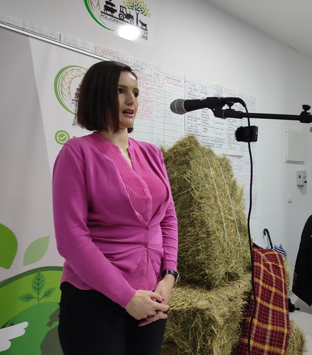 <p>“Ima li brašna, hoće li ga biti, ima Ii mlijeka, pošto su jaja, je li poskupilo meso? Da li je to dovoljan alarm da nas trgne iz sna i ukaže nа neobrađene površine zemljišta koga imamo najviše рo glavi stanovnika u Evropi? Da li јe to dovoljan alarm da nam ukaže na prazne pašnjake koje iz dana u dan preuzima divljina? Da li je tо dovoljno razloga da sebi kаžemo dosta"</p>