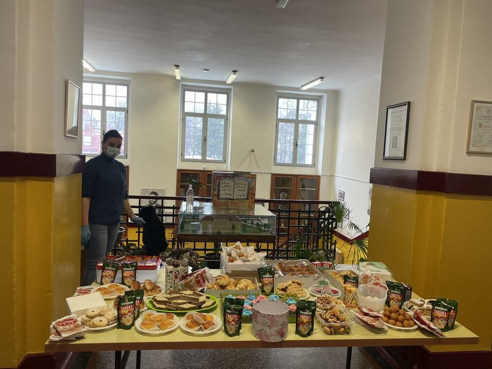 <p>Kako je saopštio Savjet roditelja u školi je organizovana humanitarna akcija tokom koje djeca užinu nisu donosila od kuće već su je kupovala u holu škole po cijeni od 0,50 eura</p>